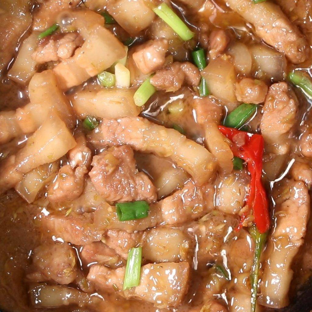 Cách làm thịt ba rọi kho củ cải trắng mềm ngon - BepXua