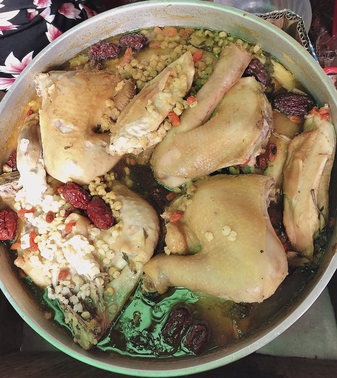 Công thức nấu món gà hầm thuốc bắc bồi bổ cho đại gia đình - BepXua
