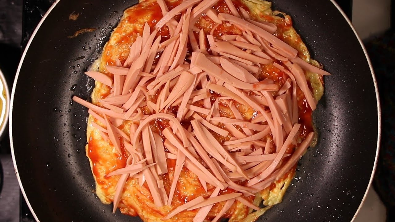 Cách làm pizza xúc xích trứng ngon, đậm đà hương vị như bánh Pizza Hut? 
