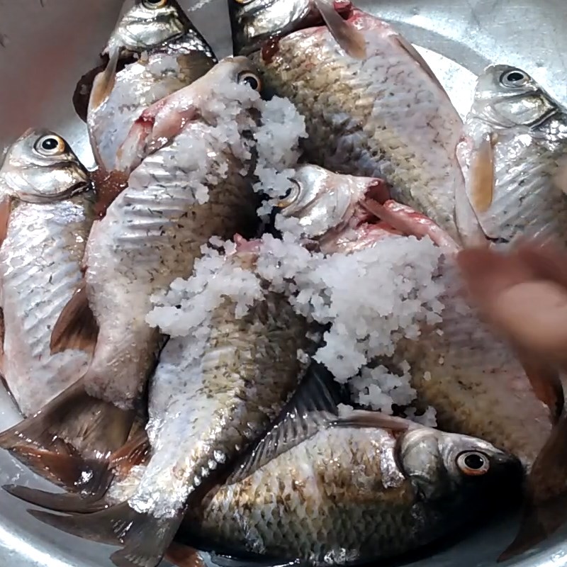 Cách nấu canh cá diếc rau ngải cứu - Các bước làm