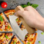 dung-cu-cat-banh-pizza-thep-ko-gi-tay-cam-go-2
