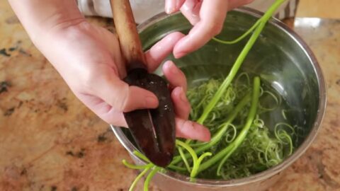 Cách chẻ cuống rau muống nhanh và mỏng như cô hàng rau - BepXua