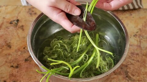 Cách chẻ cuống rau muống nhanh và mỏng như cô hàng rau - BepXua